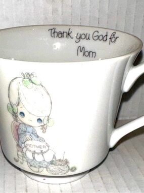 Vintage Precious Moments white ceramic cup with logo “Thank you God for Mom”